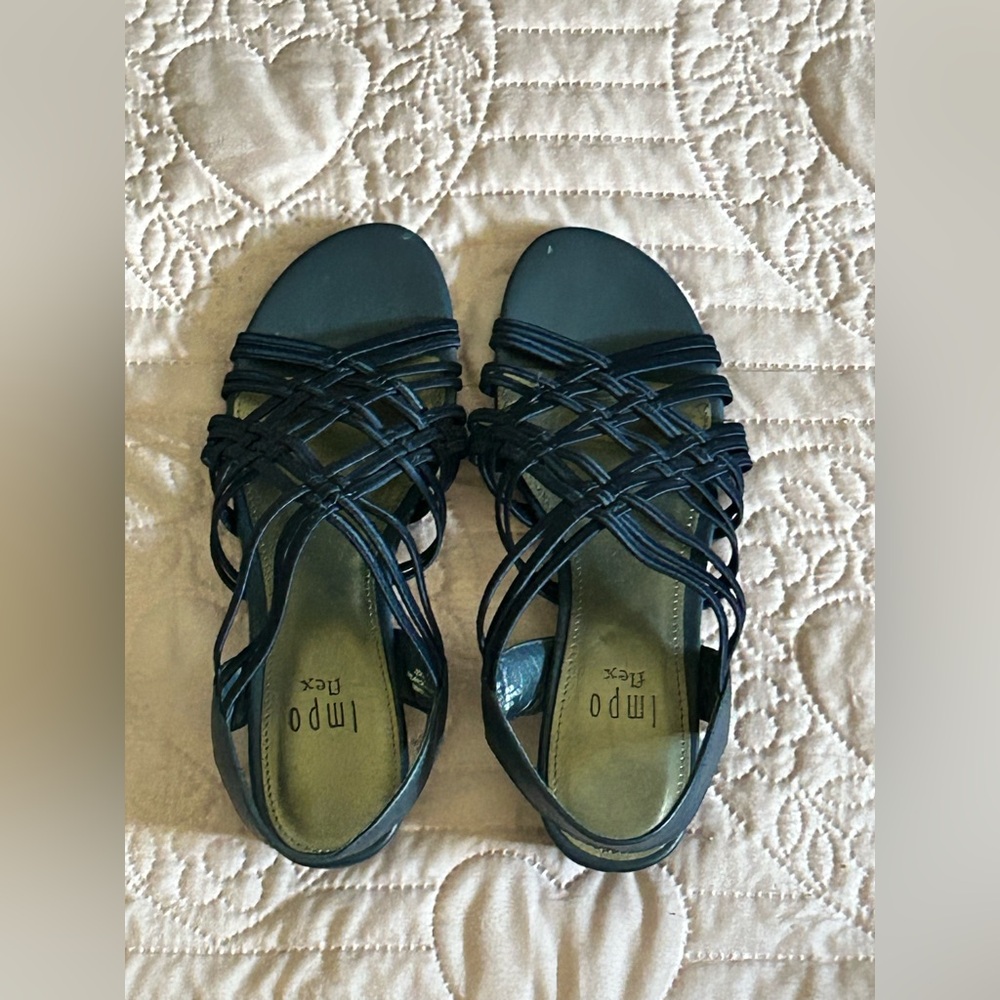 Blue laced flip flops, sized 7